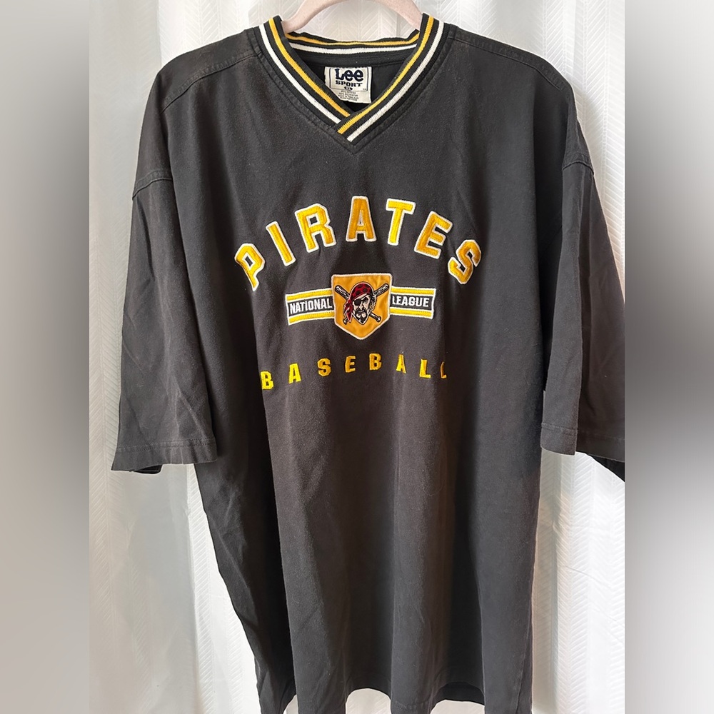 vintage pittsburgh pirates tshirt🏴‍☠️⚾️🌉
size xl